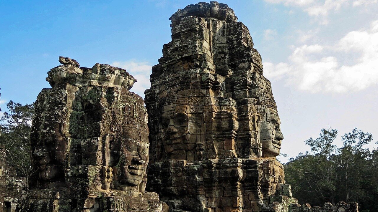Faces Statues Angkor Thom Temples, Siem Reap